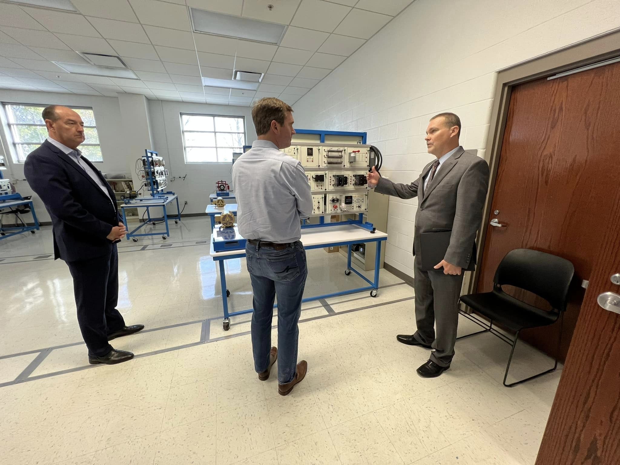 Dr. Jason Warren and Governor Beshear in a tech lab
